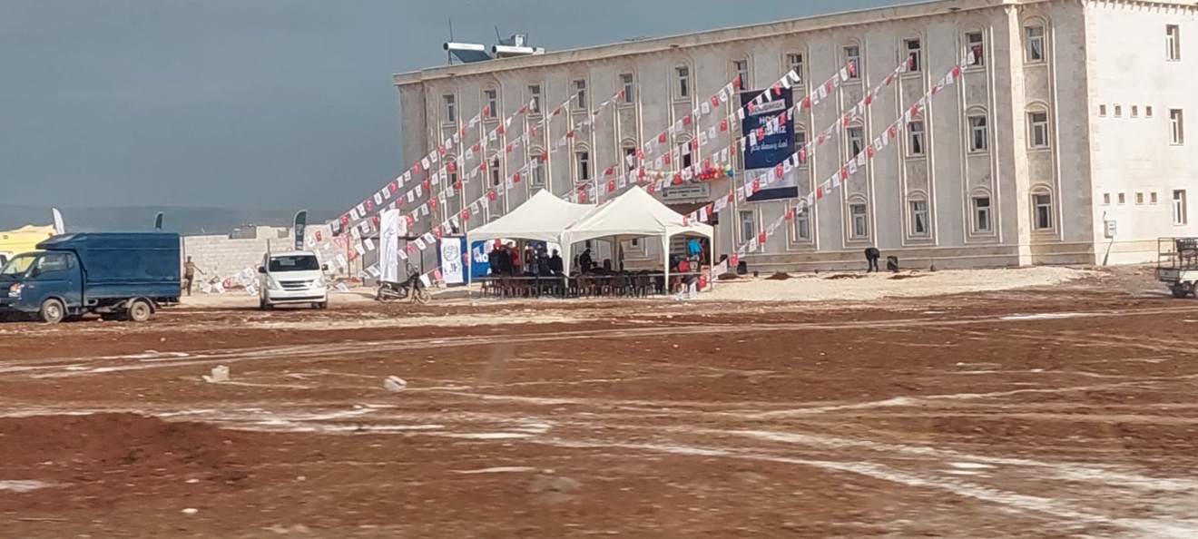 Fakülte dekanımız ve Fakülte sekreterimiz Suriye Azez'de üniversite yurdu açılışına katıldı.